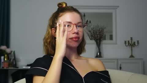 Snapshot of aelia_anara chatting on September 2025 04:01:01 AM Aelia online show from September 2025 04:01:01 AM