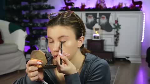 Snapshot of aelia_anara chatting on December 2025 05:59:01 AM Aelia online show from December 2025 05:59:01 AM