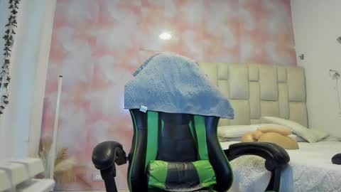 karoline  online show from November 2025 05:35:02 PM