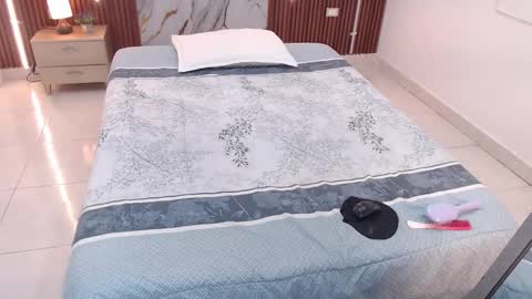 Snapshot of aixa_shaw chatting on October 2025 12:20:01 PM AIXA online show from October 2025 12:20:01 PM