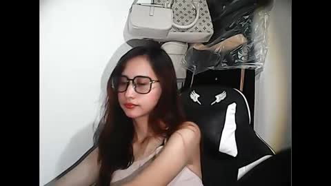 akira_z101 online show from December 2024 11:43:02 AM