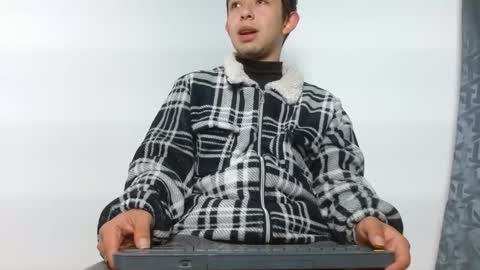 Snapshot of alecadrews_ chatting on December 2025 01:25:01 AM ALEC ANDREWS online show from December 2025 01:25:01 AM