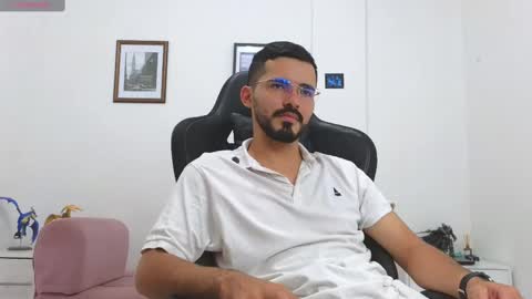 alejandroo_7 online show from October 2025 07:24:02 PM