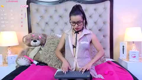 Aleza Starck online show from October 2025 06:19:02 PM