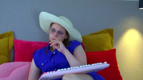 Snapshot of alexaavery chatting on June 2026 06:49:01 AM AlexaAvery online show from June 2026 06:49:01 AM