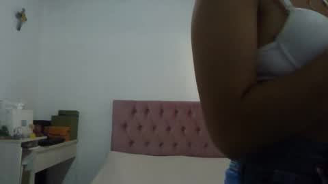 Snapshot of alia054 chatting on January 2025 12:47:02 PM Alia online show from January 2025 12:47:02 PM