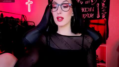 Snapshot of alice___mistress chatting on May 2026 11:34:01 PM Miss Alice online show from May 2026 11:34:01 PM