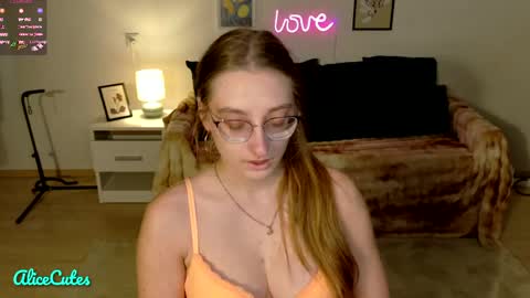 Snapshot of alicecutes chatting on April 2026 01:44:02 PM AliceCutes online show from April 2026 01:44:02 PM