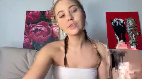 Snapshot of aliceinlustland chatting on May 2026 01:07:01 PM aliceinlustland online show from May 2026 01:07:01 PM