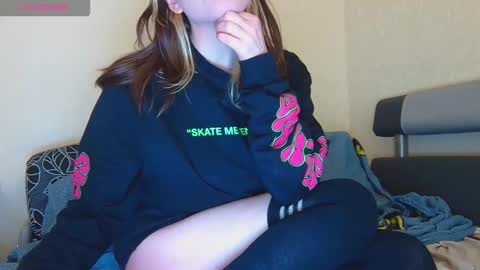 Snapshot of alicewoolfy chatting on October 2025 12:44:01 AM AliceWoolfy online show from October 2025 12:44:01 AM