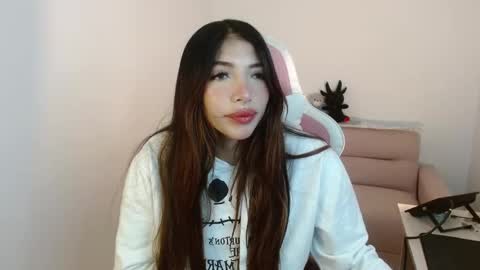 Snapshot of alicia_key_ chatting on November 2025 06:01:02 AM ALICIA online show from November 2025 06:01:02 AM