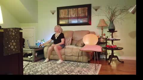 Snapshot of aliciadehart181 chatting on April 2026 12:10:01 AM Alicia deHart Help me reach 1000 Followers. Its FREE online show from April 2026 12:10:01 AM