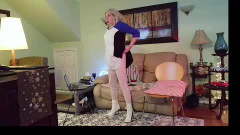 Snapshot of aliciadehart181 chatting on April 2026 08:25:02 PM Alicia deHart Help me reach 1000 Followers. Its FREE online show from April 2026 08:25:02 PM