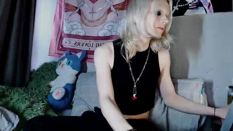 Snapshot of alien_bella chatting on May 2026 07:48:01 AM Alien Bella online show from May 2026 07:48:01 AM
