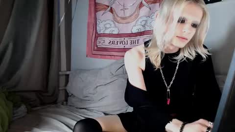 Snapshot of alien_bella chatting on June 2026 12:17:01 AM Alien Bella online show from June 2026 12:17:01 AM