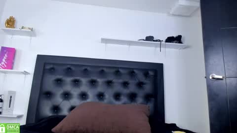 alika_jonhson_ online show from April 2026 01:20:02 PM