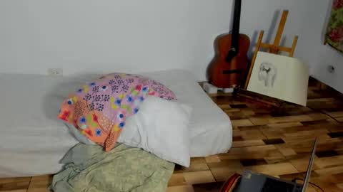 Snapshot of aliotttwink chatting on December 2025 01:24:01 AM AliotTwink online show from December 2025 01:24:01 AM