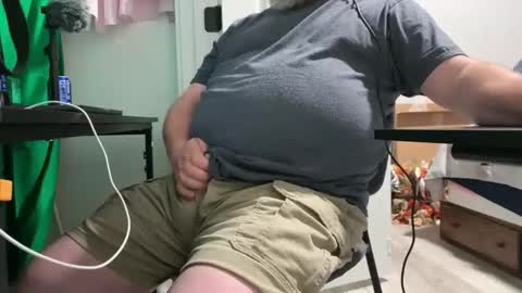 Allergictolove online show from November 2025 08:32:01 PM