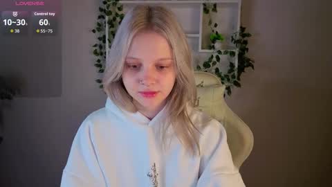 Snapshot of allice_cox chatting on November 2025 01:11:01 AM Allice online show from November 2025 01:11:01 AM