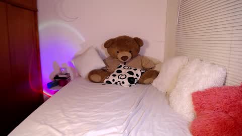 Allie  online show from February 2025 06:01:01 PM