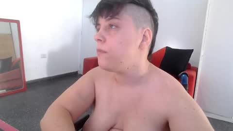 Snapshot of almondonwheels chatting on December 2024 09:09:02 PM Almond online show from December 2024 09:09:02 PM