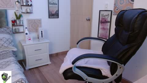 Snapshot of amalia_brunette chatting on December 2024 02:30:02 AM AMALIA online show from December 2024 02:30:02 AM