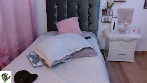 Snapshot of amalia_brunette chatting on January 2025 02:32:02 AM AMALIA online show from January 2025 02:32:02 AM