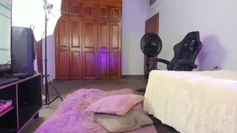 Snapshot of amber_lee20 chatting on February 2025 12:49:01 AM LUISA online show from February 2025 12:49:01 AM