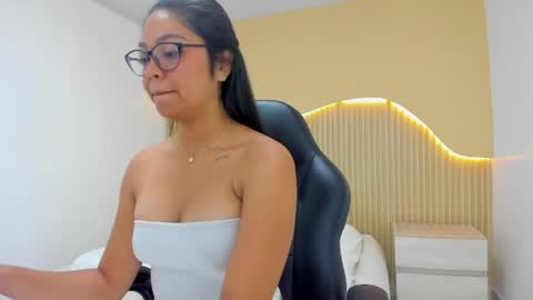 Snapshot of amber_pearson1 chatting on April 2026 02:01:02 PM AMBER PEARSON online show from April 2026 02:01:02 PM