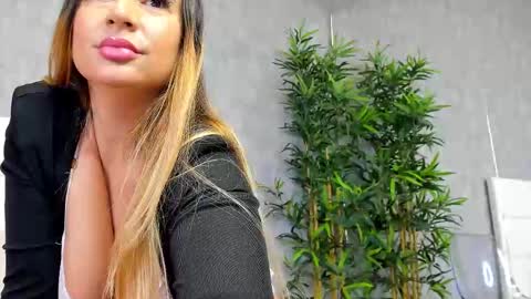 Snapshot of amirarees chatting on October 2025 06:59:01 AM amirarees online show from October 2025 06:59:01 AM