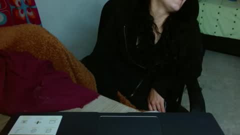 amitlu_ online show from October 2025 07:43:01 PM