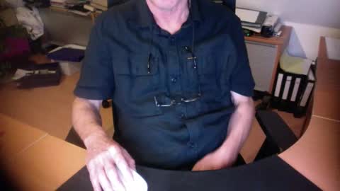 Snapshot of amor2200 chatting on September 2025 06:13:01 PM Amor2200 online show from September 2025 06:13:01 PM