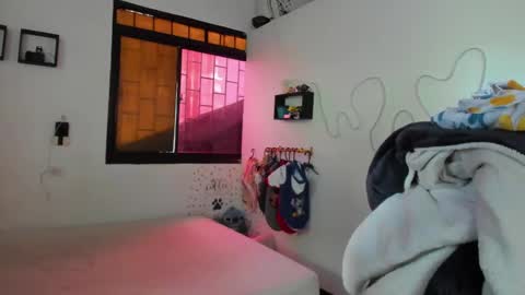 Snapshot of amy_and_eloise chatting on October 2025 04:16:01 PM AmyEloise online show from October 2025 04:16:01 PM