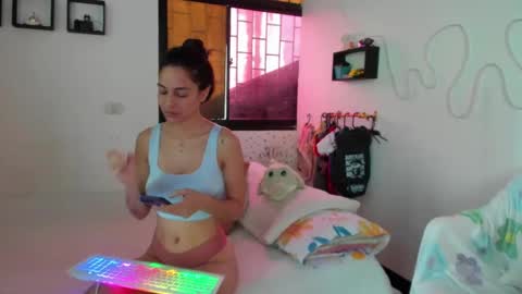 Snapshot of amy_and_eloise chatting on October 2025 02:36:02 PM AmyEloise online show from October 2025 02:36:02 PM