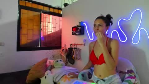 Snapshot of amy_and_eloise chatting on October 2025 03:23:02 PM AmyEloise online show from October 2025 03:23:02 PM