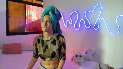 Snapshot of amy_and_eloise chatting on November 2025 07:05:02 PM AmyEloise online show from November 2025 07:05:02 PM