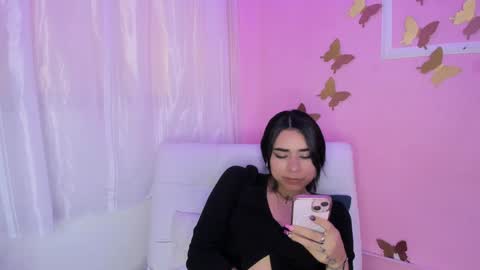 Snapshot of amyolimpo chatting on January 2025 08:26:02 PM Amy ... Nice to meet u thumb up me please its important online show from January 2025 08:26:02 PM