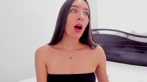 Snapshot of ana_castilo chatting on January 2025 12:18:01 PM Ana  IG an castillo 1 online show from January 2025 12:18:01 PM