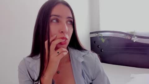 Snapshot of ana_castilo chatting on March 2025 01:21:01 PM Ana  IG an castillo 1 online show from March 2025 01:21:01 PM