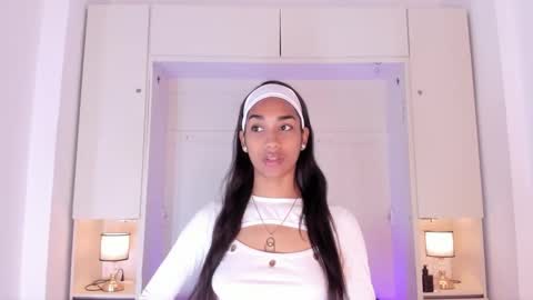 anaacollins_ online show from October 2025 11:32:02 AM