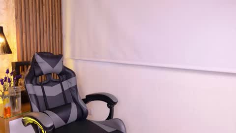 Mia online show from December 2025 12:24:02 PM