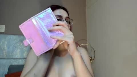 Andra Cyrus online show from December 2025 11:41:01 AM