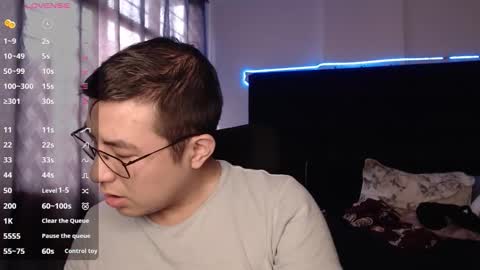 andrewmhilton_ online show from November 2025 06:17:01 PM