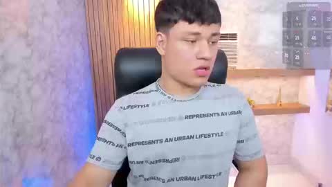 Snapshot of andrewpeach chatting on September 2025 08:19:01 PM Andrew online show from September 2025 08:19:01 PM