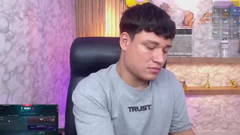 Snapshot of andrewpeach chatting on October 2025 09:32:02 PM Andrew online show from October 2025 09:32:02 PM