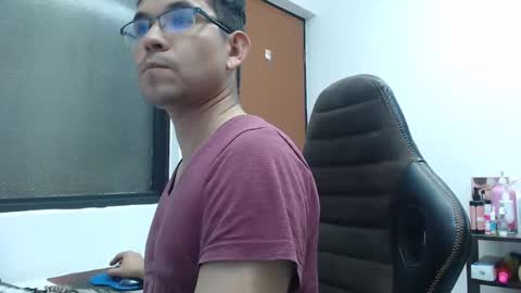 Snapshot of andyisasexmirrage chatting on December 2024 12:04:01 AM Andres online show from December 2024 12:04:01 AM