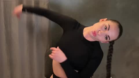 angelisa_fox online show from April 2026 06:41:01 PM