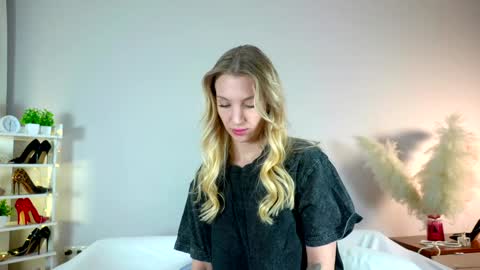 Snapshot of angry_tomato_ chatting on January 2025 12:53:02 AM Lera My next stream on November 30 online show from January 2025 12:53:02 AM