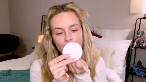 Anita online show from October 2025 01:02:02 PM