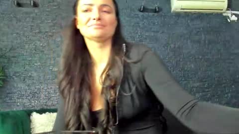 annesins online show from October 2025 06:15:02 PM